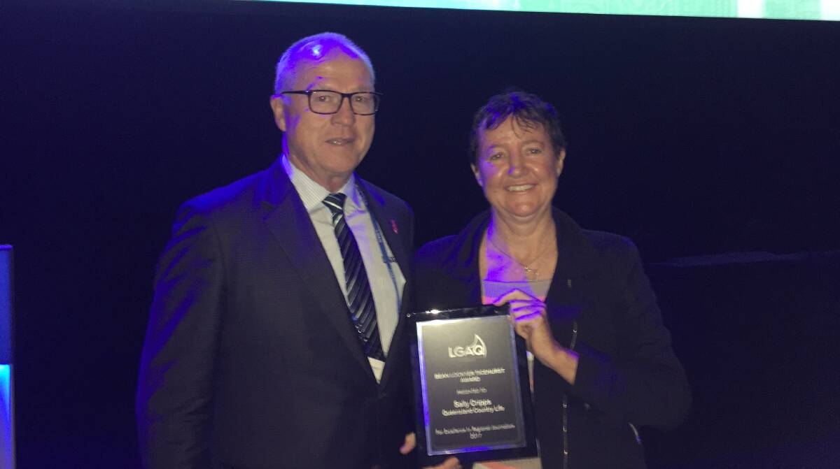 LGAQ President Mark Jamieson presents the 2017 LGAQ Bean Lockyer Ticehurst award for excellence in regional journalism to Sally Cripps.
