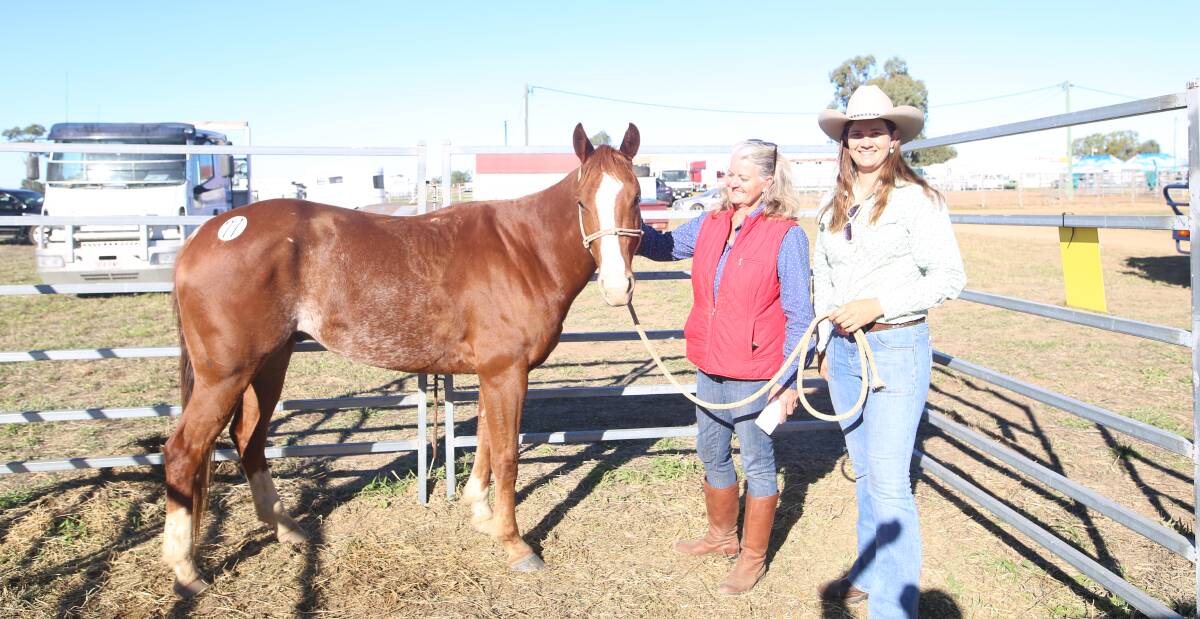 Vonda Kimber and Jessica Irvine collected $10,000 gelding Artie Cat for successful purchasers Doug and Sharon Carruthers, Wendouree, Alpha. 