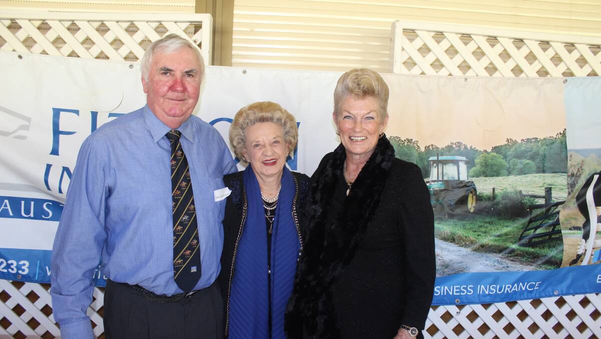 Darling Downs-based Thoroughbred specialist Peter Bredhauer welcomes Brisbane visitors Maureen Collier and the pioneering women's jockey, Pam O'Neill.