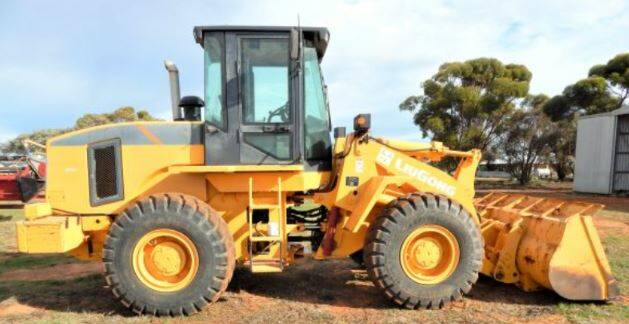 A loader at the Rayson Ag clearing sale at Kimba made $102,500.