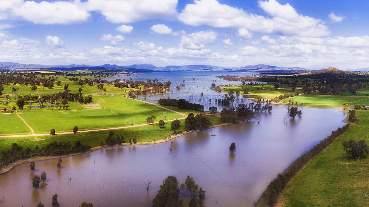 Stakeholders have welcomed a "bridging the gap" agreement between the federal and ACT governments that will ensure the territory fulfils its water recovery obligations by returning 4.9 gigalitres of water a year to river flows. 