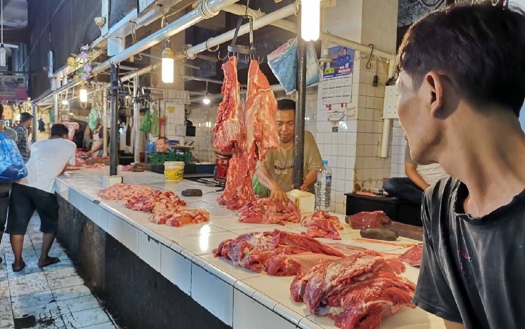Wet market beef shopping in Indonesia. Picture by MLA.