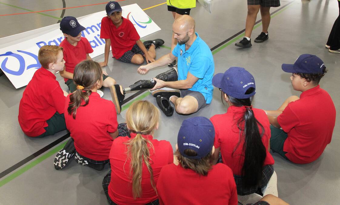 Paralympian Scott Reardon speaking with school students from Our Lady of Mt Carmel in Sydney. Photo: Paralympics Australia
