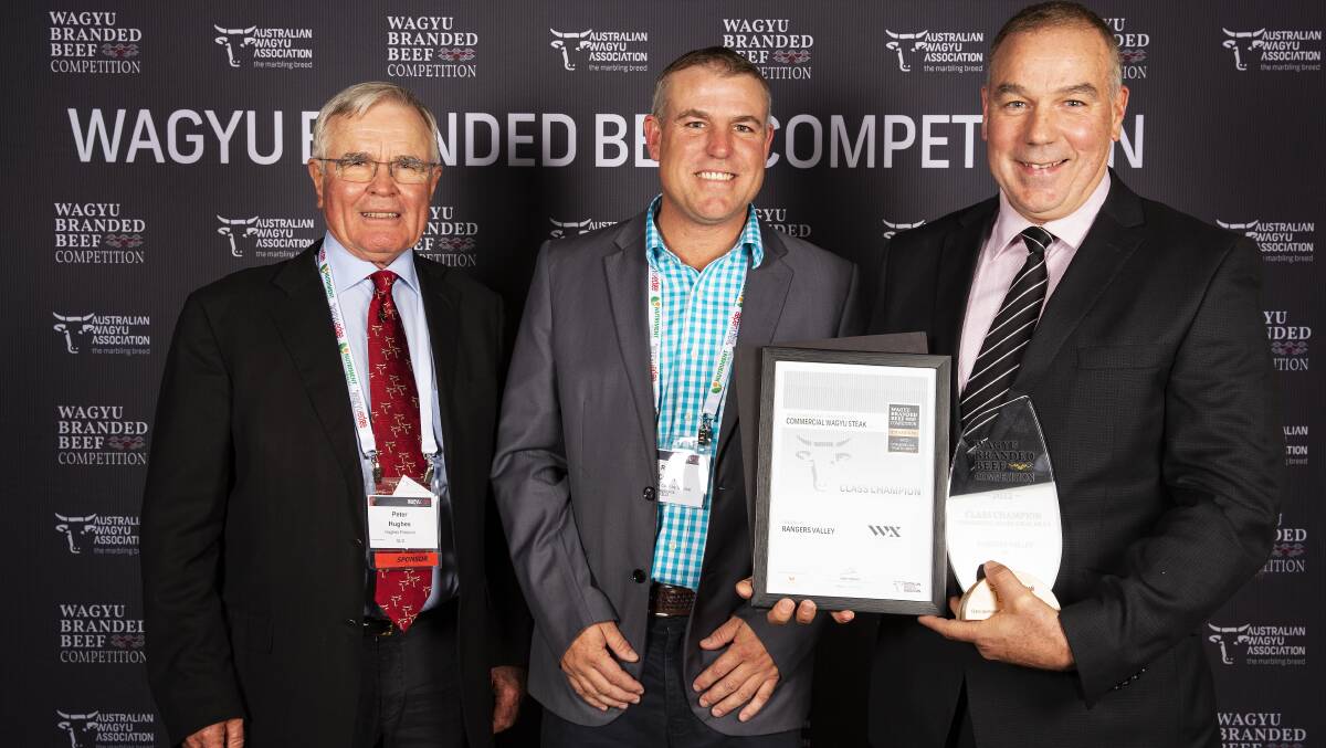 Sponsors Peter Hughes, Hughes Pastoral and Ryan Carter, Australian Country Choice present the class champion award in the commercial marble score 5-7 category to Keith Howe, Rangers Valley.