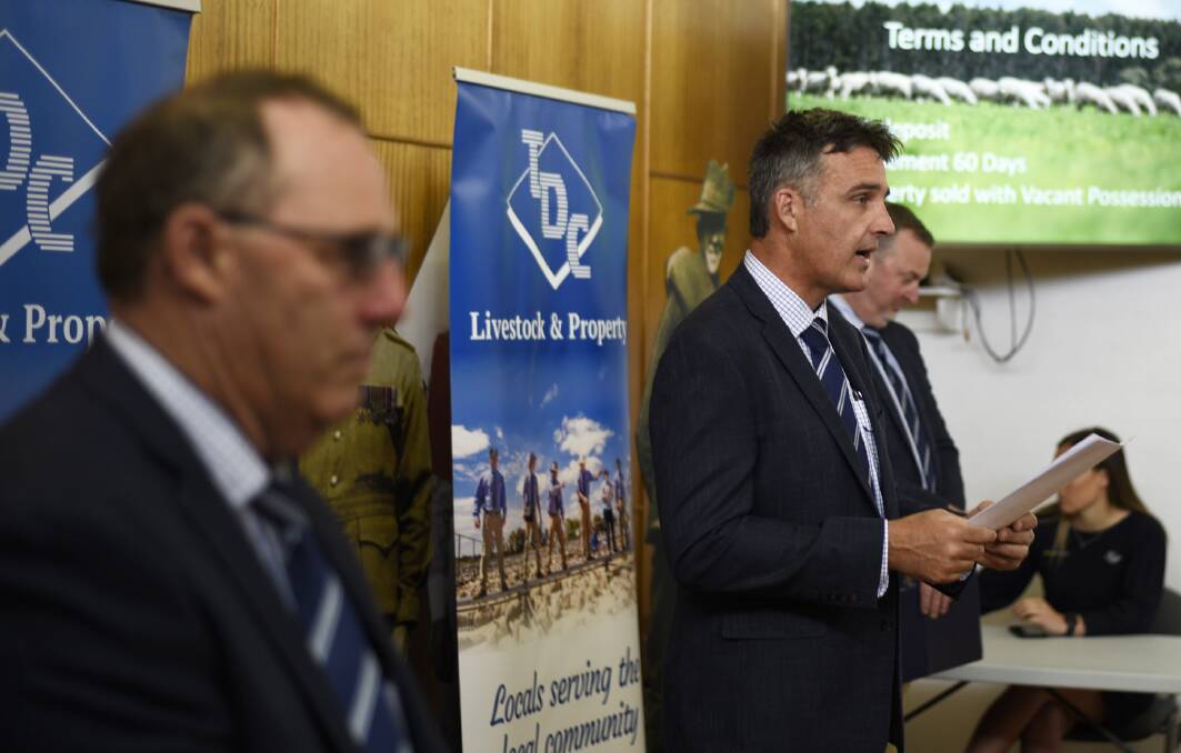 TDC auctioneer Tom Pearce (centre) has won some big results at district farm sales in 2022.