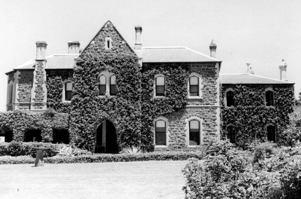 How the mansion looked in 1966. Picture from State Library of Victoria