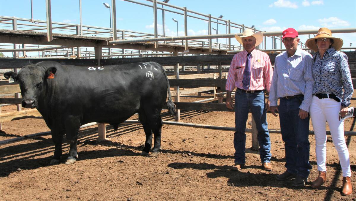 Pathfinder Commando P1174 with TopX Roma branch manager Cyril Close and Andrew and Cathie Fernie, Riverview Cattle Co, Clermont. Pictures - Sally Gall.