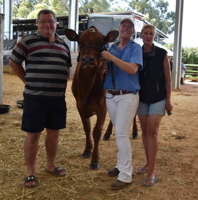 The 2023 International Dairy Week junior Ayrshire champion Jaden Champs Locket, with owners Greg and Lil Klatt (at right), Mt Barker, SA, and leader Brittany Liebich. Picture by Carlene Dowie 
