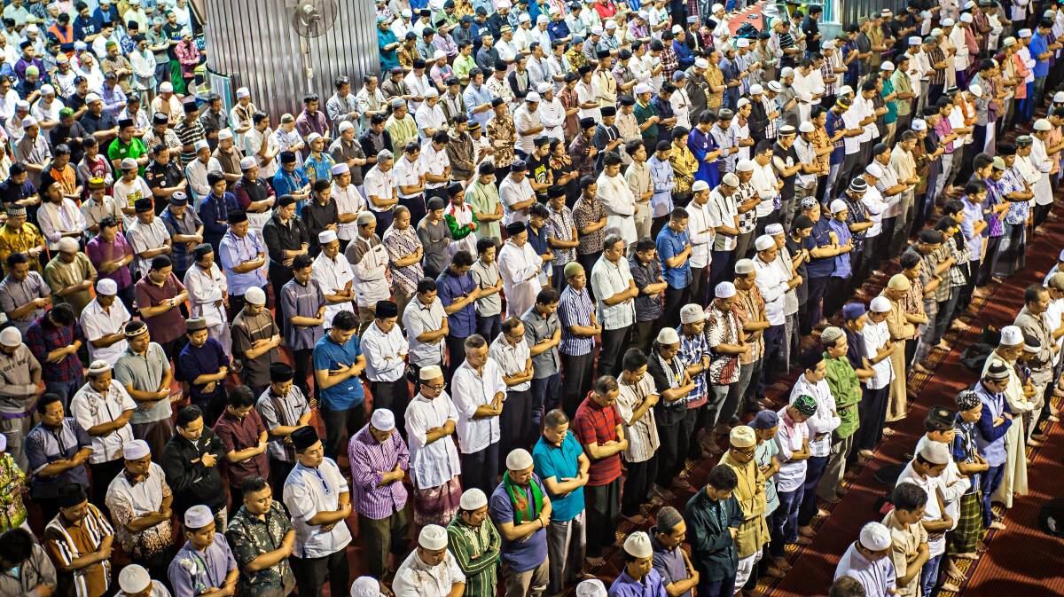 Muslims Praying together in Istiqlal Mosque during Ramadan 2018 in Jakarta. Photo: Shutterstock