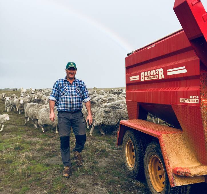 Victorian farmer Dean Wheaton har verkligen hittat potten med guld i slutet av regnbågen - Merinofåren. Med de nuvarande gynnsamma kött-och ullpriserna är Deans 2200 Merino tackflock ett mycket lönsamt företag och tjänar honom 293 Dollar Total bruttoinkomst per tack.