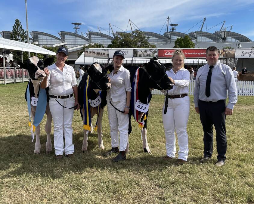 Junior champion female Holstein, Windy Vale Master Tina led by Kaitlyn Wishart with reserve winner Galba Thunder Cheese led by Katrina Cochrane and honourable mention heifer Eclipse Perennial C Princess with Jessica Gavenlock, and judge Glen Gordon.