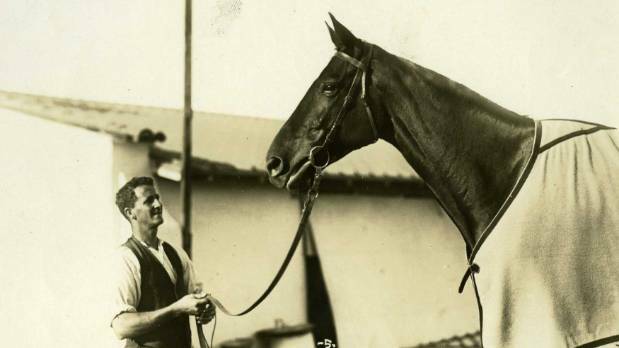 Phar Lap in New Mexico in 1932 with strapper Tommy Woodcock.