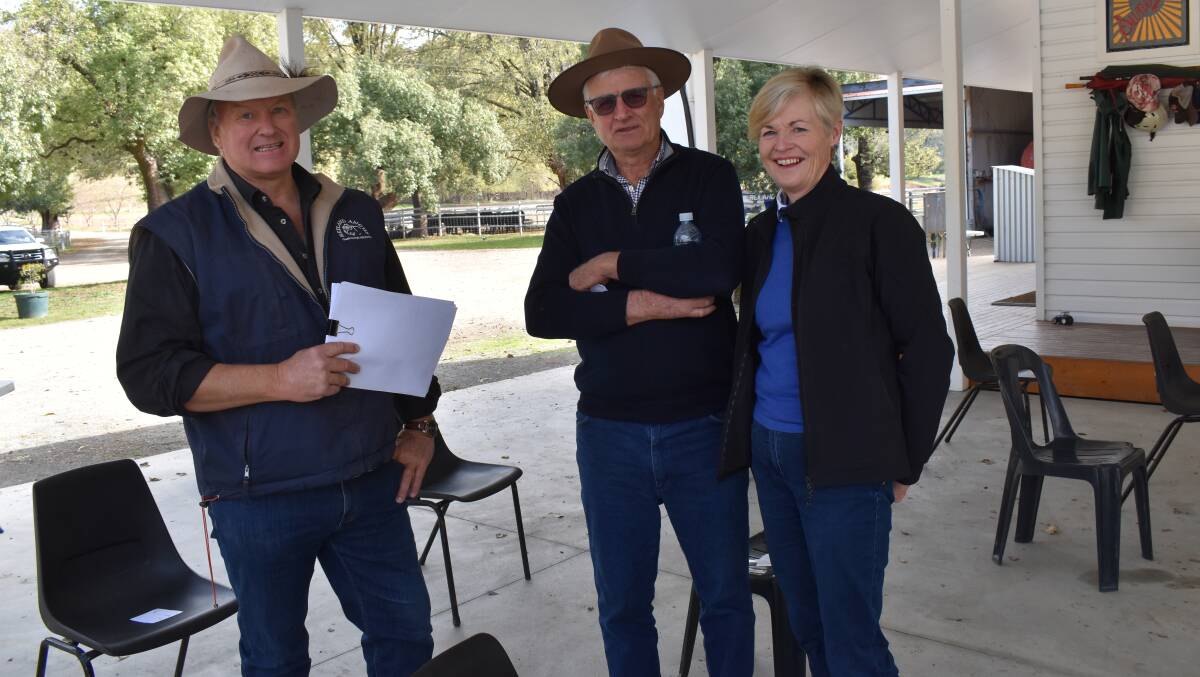 Mark Lucas, Reiland Angus with Peter and Mary Hoodless, Jingellic. Photo by Tumut and Adelong Times.