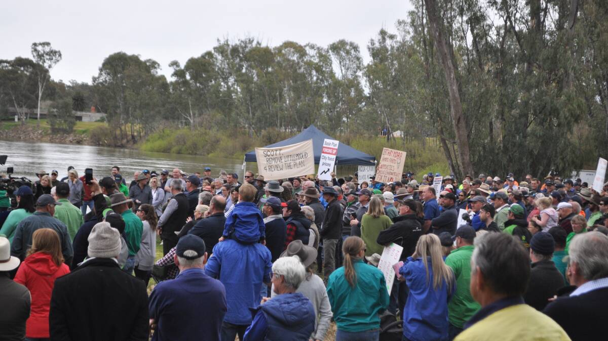Close to 3000 people stood on the banks of the Murray River to rally to 'Fix the Plan.' 
