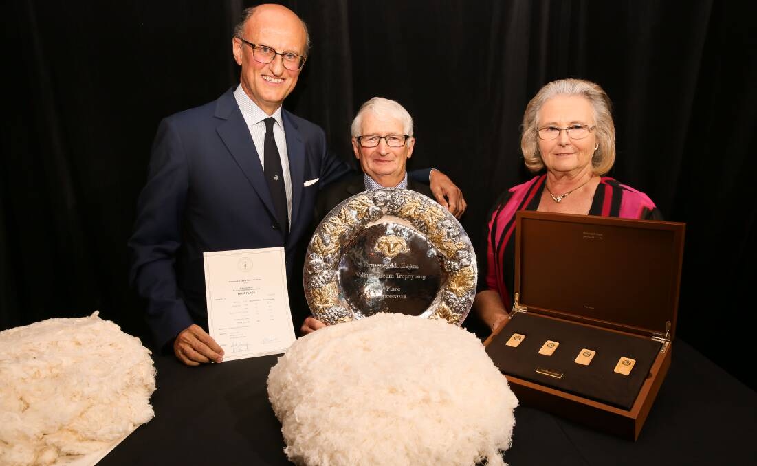 President of the Ermenegildo Zegna Group, Paolo Zegna, with the winners of the 2020 Vellus Aureum Trophy, David and Susan Rowbottom, St Helens, Victoria. 