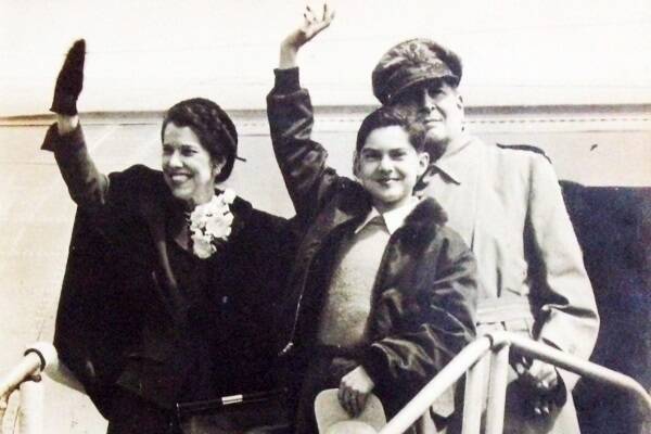 Douglas MacArthur (rear), Jean MacArthur, and son Arthur MacArthur IV returning to the Philippines in 1950.