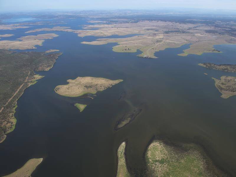 Authorities will begin a release of water from Queensland's Wivenhoe Dam on Saturday. (Dave Hunt/AAP PHOTOS)