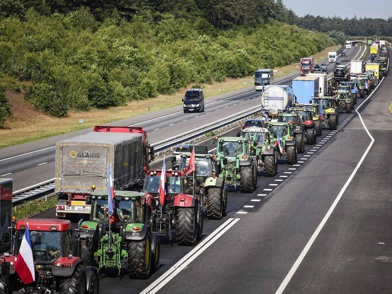 Dutch farmers have come out in protest against government mandated emissions reductions.
