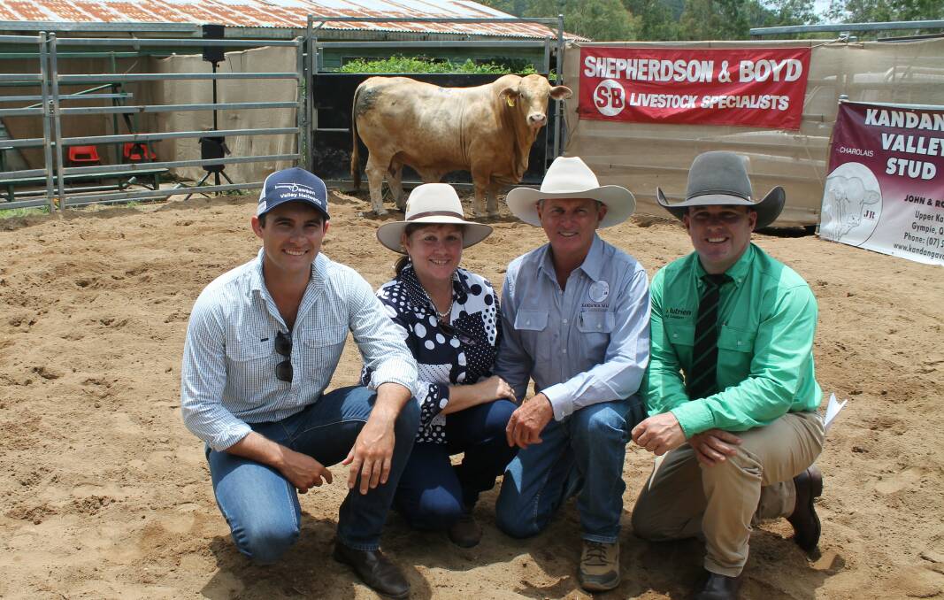 Bryce Moore, Trifecta Charbrays, Condamine, paid the $20,000 Charbray record money for Kandanga Valley Province (P), pictured with Kandanga Valley principals Roz and John Mercer and Nutrien auctioneer Dane Pearce.

