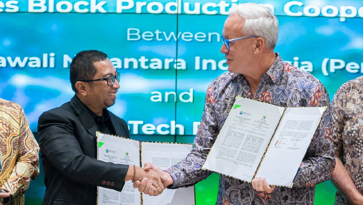 ID Food director Frans Marganda Tambunan and AgCoTech chairman Charles (Chick) Olsson at the signing of the heads of agreement in Jakarta.